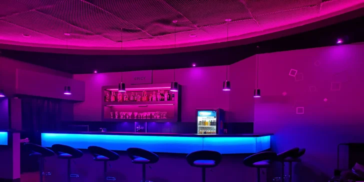 Kromě wellness tu najdete také plně vybavený bar s posezením a příjemnou obsluhou. 