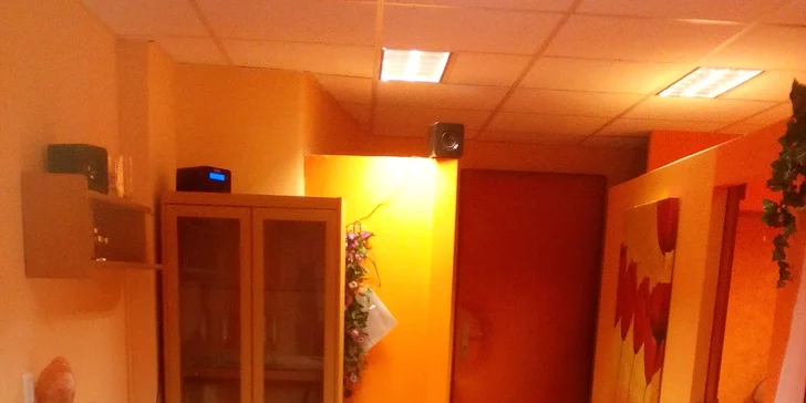 Ženu mezitím bude hodinu zkrášlovat kosmetička.