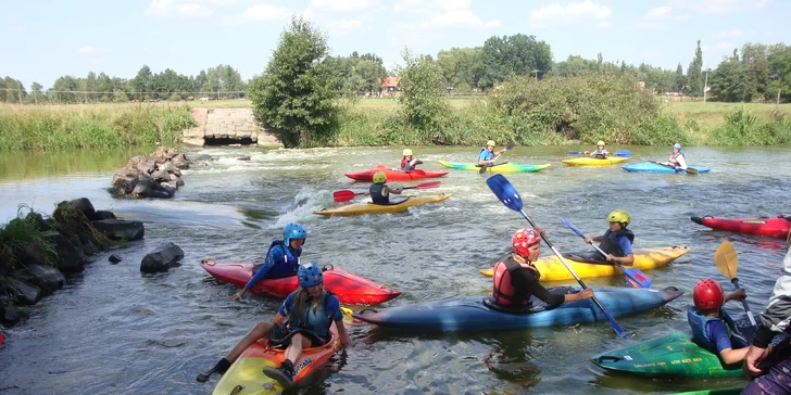 Na cestě minete Karlštejn i Český kras. 