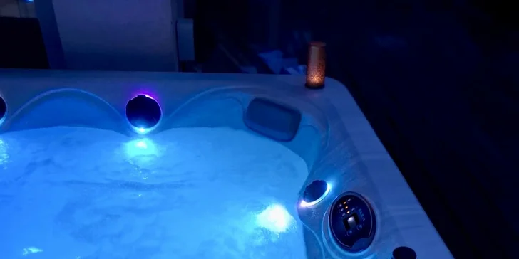 Wellness zahŕňa vnútornú a vonkajšiu vírivku aj saunu.