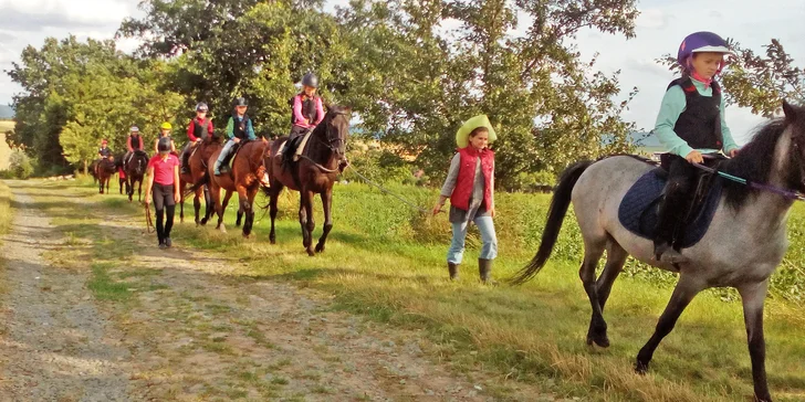 Jízda na koních probíhá ve kryté jízdárně, či v terénu. 