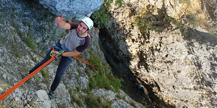 Poté se přesunete ke skalám (cca 15 min.) a nacvičíte správné a bezpečné navázání a vzájemné jištění. 