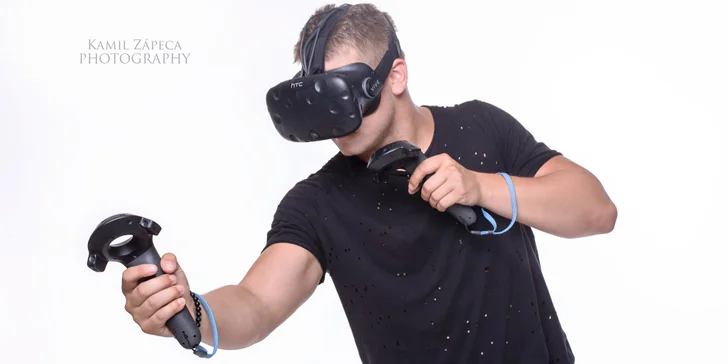 Speciální helma s integrovanými brýlemi HTC Vive vám umožní pohybovat se po místnosti o rozměrech 4,5 m x 4,5 m, a virtuální svět tak pro vás bude k nerozeznání od skutečnosti. 