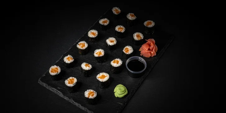 Sety veggie stack a surimi stack obsahují úctyhodných 54 kousků maki a uramaki, roll stack zase nabídne 24 křupavých či philly rolek.