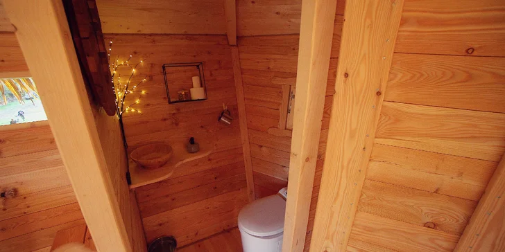 Přímo v domku je samostatná toaleta.