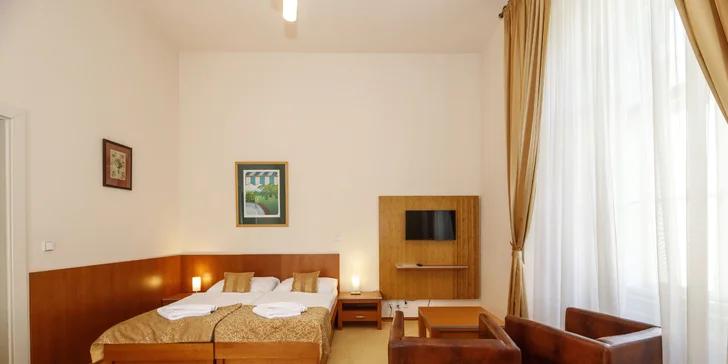 Dvojlôžková izba Deluxe s terasou takisto ponúka pohodlie.