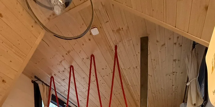 Útulný a moderně laděný interiér v kombinaci s dřevem doplňuje promyšleně umístěná kuchyňka se sporákem, ledničkou i tekoucí vodou. 
