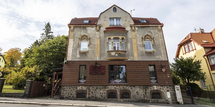 Restaurace se navíc nachází kousek od Jablonecké přehrady, a tak můžete po jídle vyrazit na výlet. 