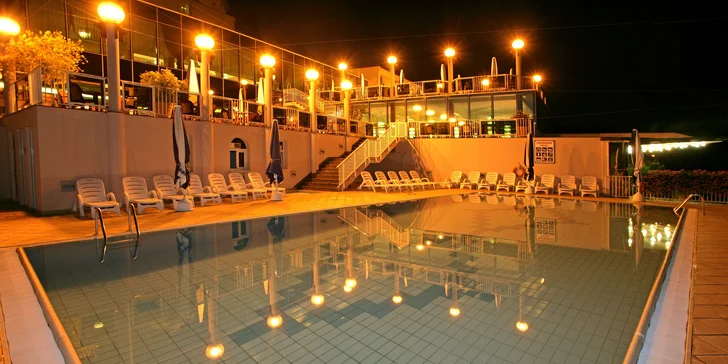 Pokud se vám zrovna nebude chtít do moře, které je od hotelu jen pár desítek metrů, osvěžte se venkovních sladkovodních bazénech.