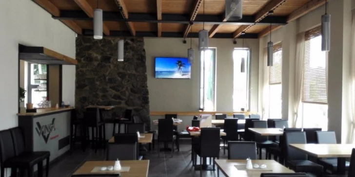 Zázemí restaurace je moderní, okolí navíc láká k půvabné procházce.