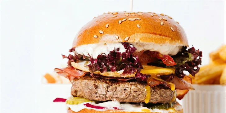 Každé menu doplňují batátové hranolky nebo salát coleslaw a osvěžující nápoj – Kofola, Pepsi nebo ostružinový mule.
