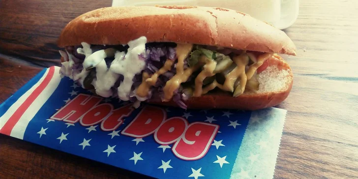 Čeká tu na vás pravý americký Hot Dog.