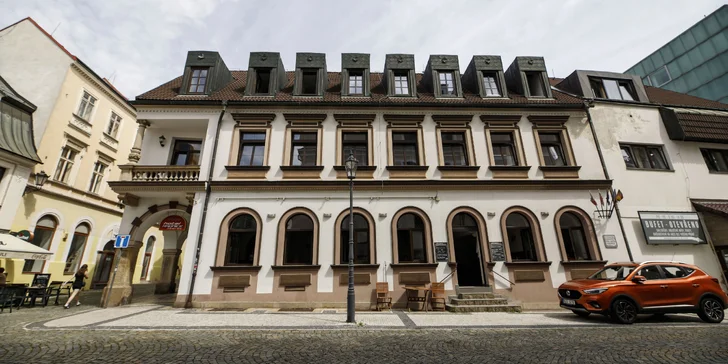 Hotel sídlí v hezké historické budově přímo v srdci Liberce.