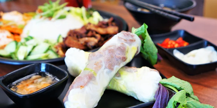Spolu s jídlem dostanete také „kimchi“ neboli čerstvý salát v česnekovo-chilli-sezamovém dresinku.