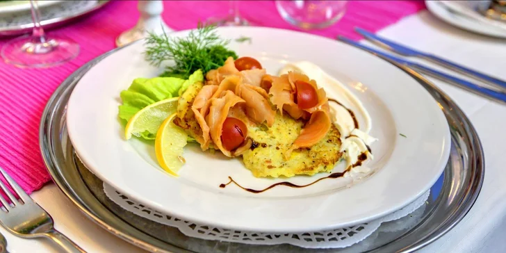 Hotelová restaurace se zaměřuje na jídla polské i mezinárodní kuchyně, na přání vám rádi připraví i dietní jídla.