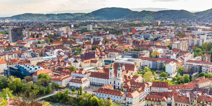 Kromě zmíněného hradu Schloßberg a „mimozemské“ budovy Kunsthausu uvidíte i další krásy Grazu, o kterých vám průvodce poví spoustu zajímavého. 