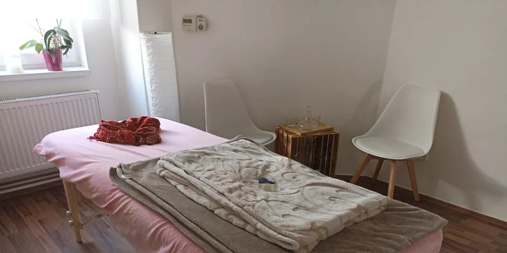 Masérka pracuje Dornovou i Breusseovou metodou.