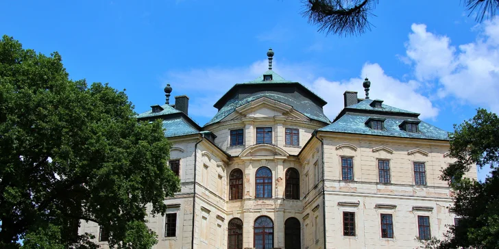 Ve volných chvílích můžete vyrazit na výlet - třeba na zámek Karlova Koruna.