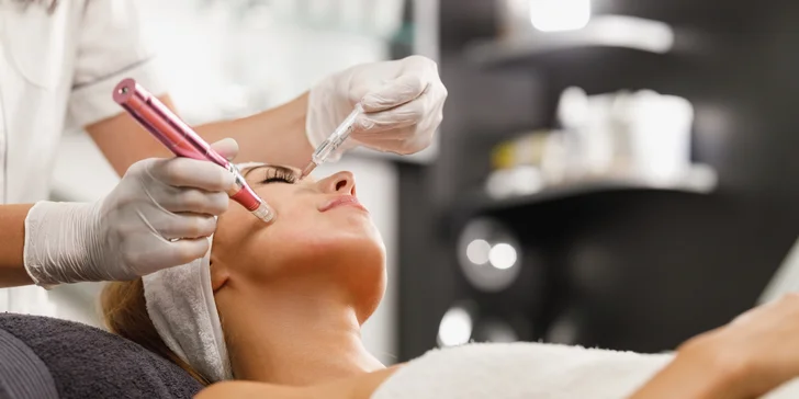 Pomocou dermapenu kozmetička do pokožky zapracuje zmes vitamínov, peptidov, aminokyselín a kyseliny hyalurónovej