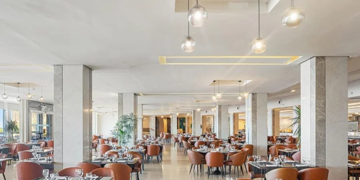 V hlavní restauraci Citadel si vychutnáte snídaně, obědy a večeře formou bohatých bufetů. Večeře si můžete dát také à la carte.

