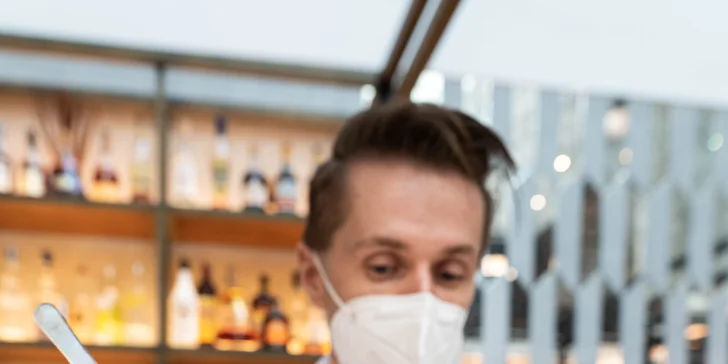 Hlavní barman Lukáš Jehlička vám rád připraví koktejl podle originální receptury nebo dle vašich přání.