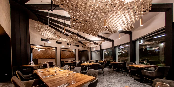 Do krásné a moderní restaurace zajděte i na oběd či večeři. 