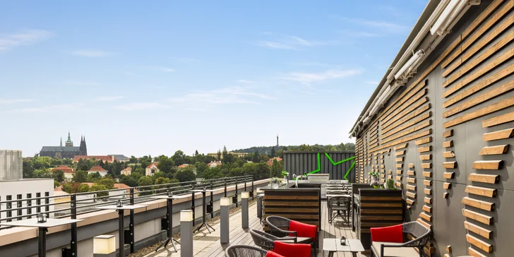 Hotel se nachází necelé 2 km od Pražského hradu.