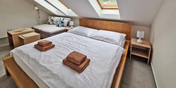 Zabydlíte se ve standardním pokoji s manželskou postelí nebo v mezonetovém apartmánu s vlastním vstupem ze zahrádky.