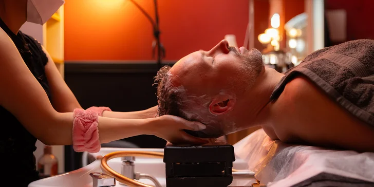 Pánsky strih, úprava brady aj uvoľnenie pri head spa