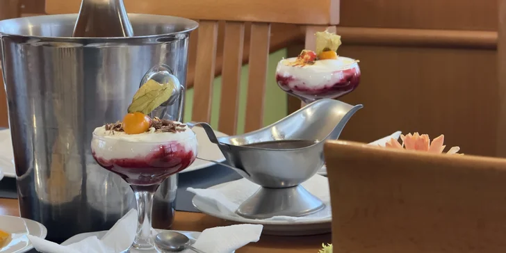 Nesmí chybět ani dezert v podobě panna cotty s jahodami.