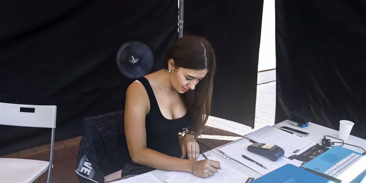 Po zoznámení sa s naším vedúcim si Vás prevezme jedna z našich sympatických hostesiek. Zariadite s ňou všetky potrebné formality a rada Vám odpovie na všetky Vaše otázky.