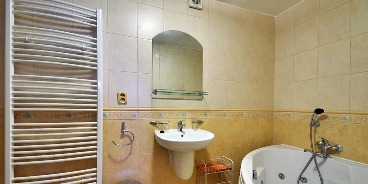 Samozrejmosťou je kúpeľňa so sprchou a WC, prípadne aj s vírivou vaňou.