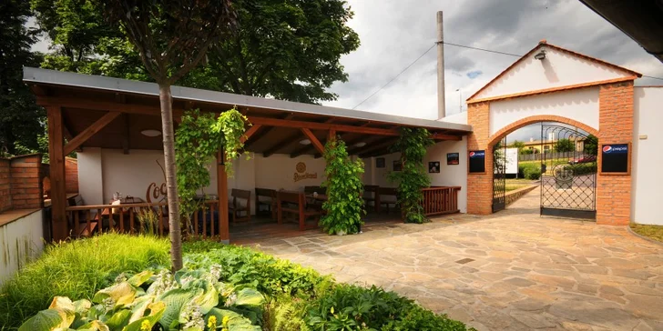Zahrádka restaurace zve k posezení za pěkného počasí. 