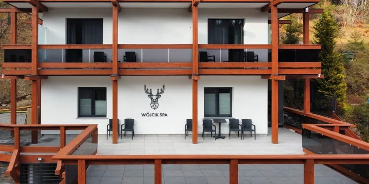 Len 200 m od ubytovania sa nachádza Góra Parkowa (na vrchol hory sa dostanete pohodlne železničkou), neďaleko je kúpeľný park Krynica-Zdrój, Múzeum Nikifora Krynickiego či vrch Jaworzyna Krynicka. 