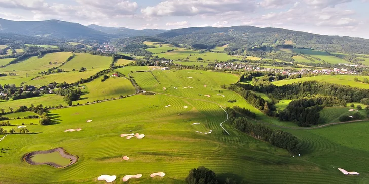 Hotel je zasazený do krásné přírody a hned u něj je golfové hřiště. 