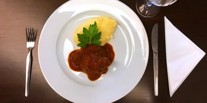 Degustační menu v Kalikovském mlýně: hovězí líčka na víně a štrúdl pro dva