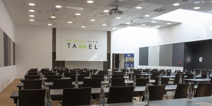 Součástí hotelu je konferenční místnost, která je jako stvořená pro teambuilding či pracovní schůzku.