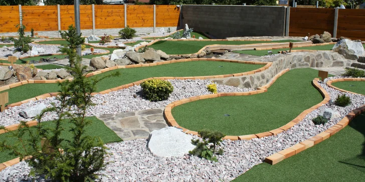 Adventure golf je skvelá zábava, budete prekonávať terénne nerovnosti, vodné pasce a ďalšie prekážky.