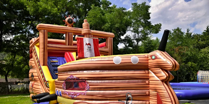 Užijete si také skákací hrad, aqua zorbing, nebo projížďku na lodičkách.