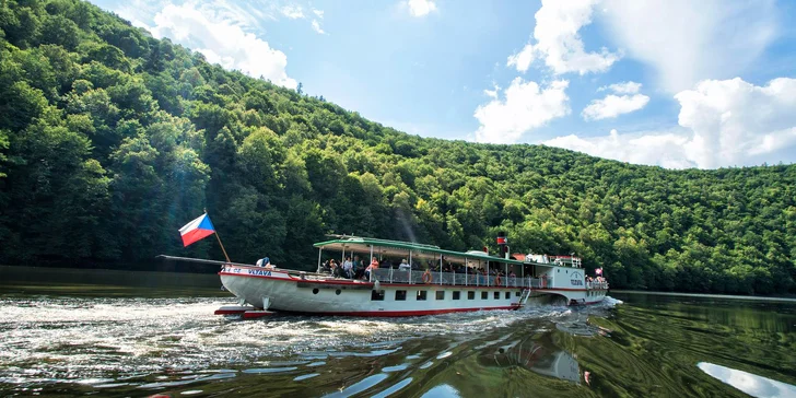 Poplujete po řece Vltavě až na Slapy. 