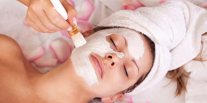 Chemický či hollywoodsky peeling, LED terapia alebo mikroihličková rádiofrekvencia tváre