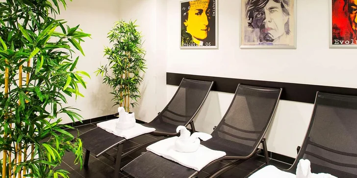 Stejně tak vstup do hotelového wellness se saunou, párou a relaxační místností (otevřeno od 18:00 do 22:00).