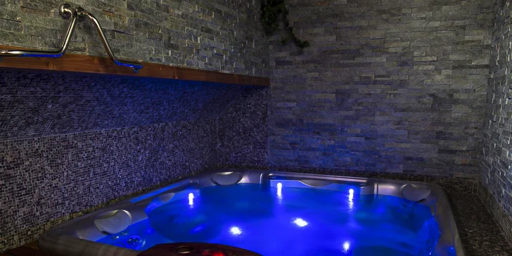 Ponorte sa do nežného objatia bubliniek vo vírivke a užívajte si polhodinu súkromného relaxu.