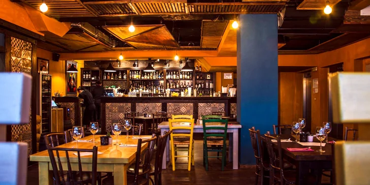 Restauraci najdete ve středu Brna. Dostane vás nejen dobrým jídlem, ale i výhledem na rušné centrum a jeho dominanty.