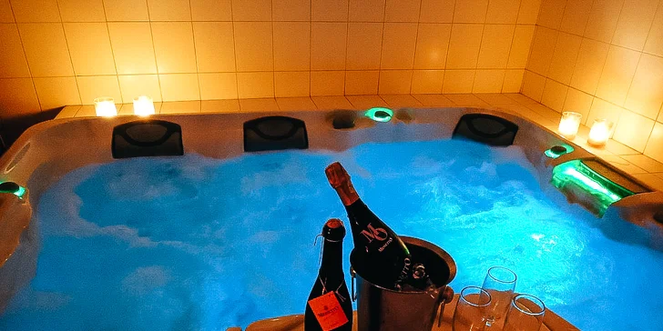 Ve wellness je bazén, vířivka a sauna. 
