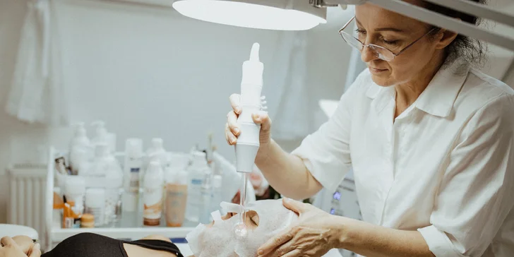 Crystal Carboxy je neinvazívne ošetrenie, ktoré sa skladá predovšetkým z gélu a bavlnenej masky, ktorá produkuje CO2 a prostredníctvom gélovej vrstvy ho prenáša do buniek pokožky