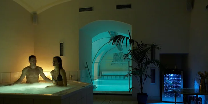 Vychutnať si môžete bazén s masážnymi tryskami, a chýbať nebude ani hradná vírivka a sauna! 