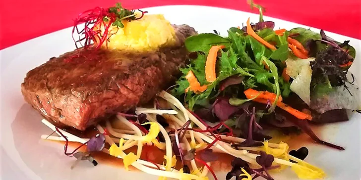 Jde se na maso: panenka s omáčkou z růžového pepře nebo hovězí rump steak