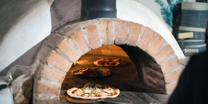 Pizzu pečou v kamenné peci. 