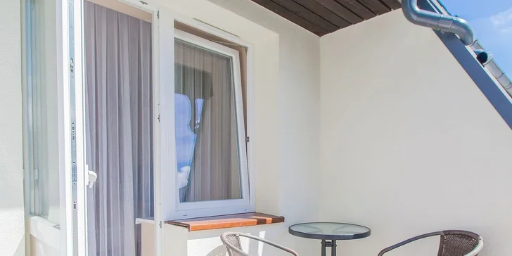 Některé pokoje mají balkon.